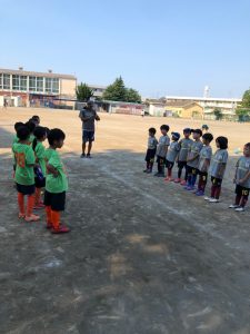 U-8試合前クラッキアンフィニ越谷鳩ケ谷Jリーグリーガープロ川口市アイシンク新郷南安行東慈林神根小学校小学生一二三四五六年幼児少年サッカークラブチーム