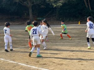 試合芝第二グランド上手くなる自分たちで考えるチーム鳩ヶ谷Jリーグリーガープロ川口市アイシンク新郷南安行東慈林神根東桜町小学校小学生一二三四五六年幼児少年サッカークラブチーム